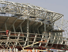 עבודות הבנייה באצטדיון בדרום אפריקה (צילום: רויטרס)